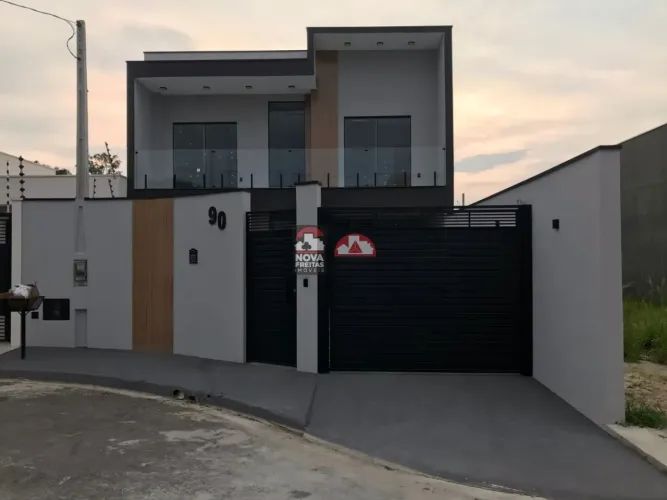Casa Sobrado Padrão em Pindamonhangaba