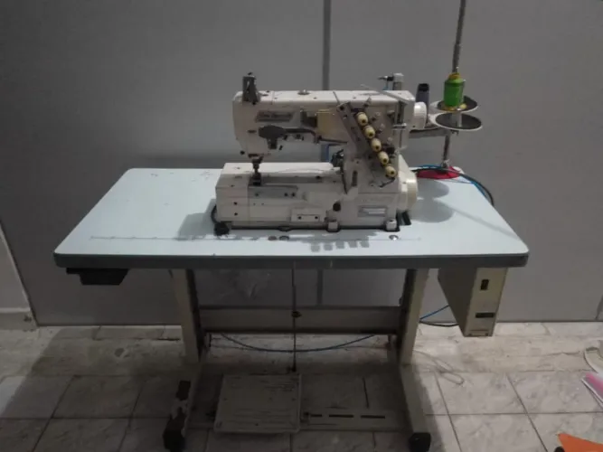 Máquina de costura galoneira