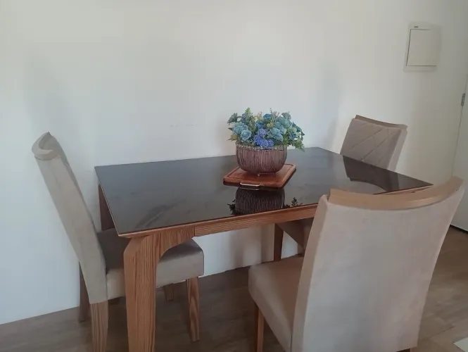 Mesa com tampa de vidro espelhado preta