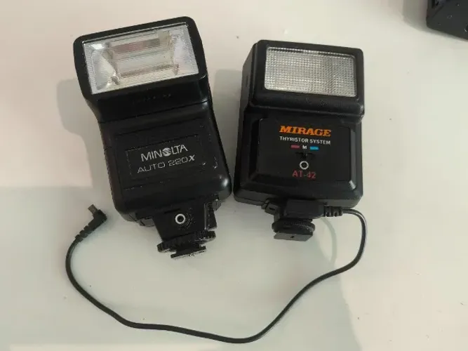 Lote com 2 Flashes Vintage: Minolta Auto 220X + Mirage AT-42 - USADO FUNCIONANDO