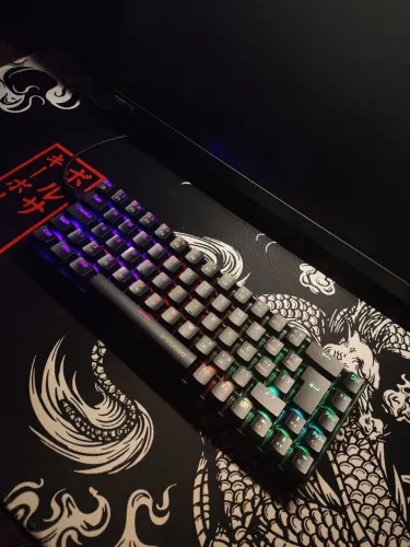 Teclado mecânico seminovo E-YOOSO Z686, RGB, 65%, switch huano vermelho, com fio.