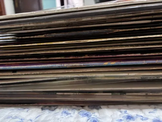 Kit surpresa contendo 5 Discos de Vinil variados e Aleatórios.