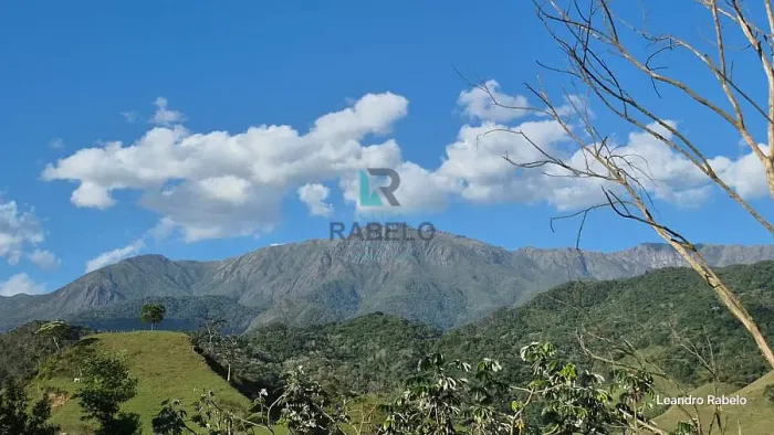 SÍTIO COM VISTA EXCLUSIVA PARA O PICO DAS AGULHA NEGRAS