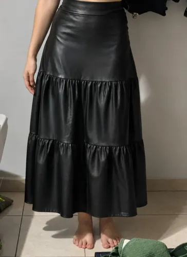 Saia preta longa P (tipo couro)