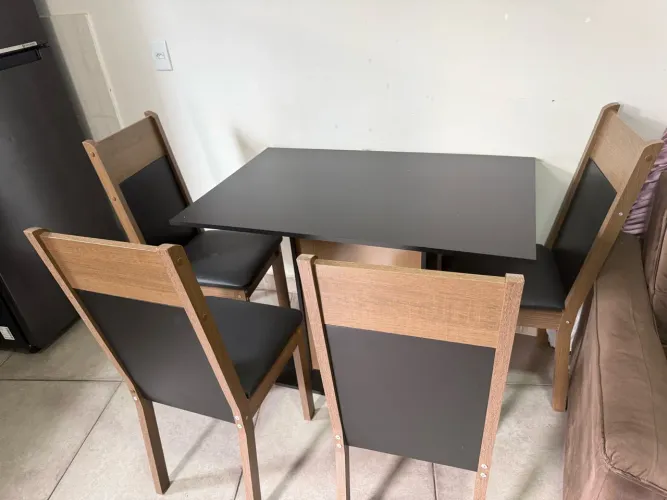 Mesa de 4 lugares, preta com marrom madesa!