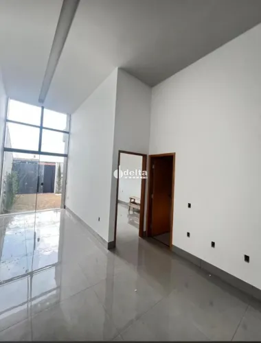 Casa residencial com 2 quartos sendo 1 suíte no bairro Jardim Patrícia em Uberlândia - MG.