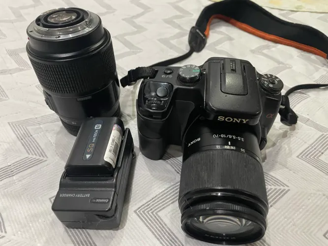 Sony Alpha A100 + 2 Lentes 18-70mm + Quantaray 70-300mm Macro.
