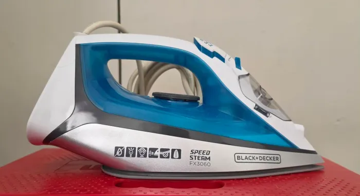 Ferro de Passar Roupa BLACK+DECKER FX3060 Base Antiaderente 127V
