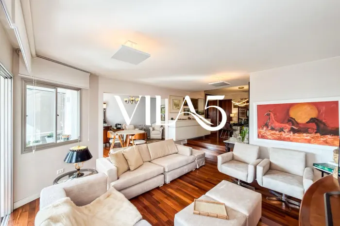 Apartamento com 3 quartos e 2 vagas com vista livre e muito sol no Bigorrilho.