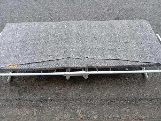 Cama modelo antiga dobrável com colchão em ótimo estado