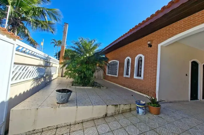 Casa para locação em Peruibe... Apenas 800 mts do mar!