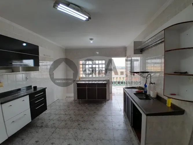Casa para locação em Sorocaba-SP, bairro Jardim Leocadia: 3 quartos, 1 suíte, 2 salas, 3 b