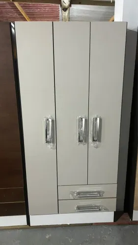 Roupeiro 3 portas em MDP, 2 gavetas, produto NOVO Segunda linha cores sortidas.  