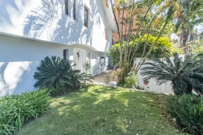Casa para venda em Vila Morumbi com 4 quartos, sendo 2 suítes, 374m²