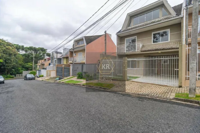 Sobrado de Alto Padrão | 4 Quartos | 160 m² Privativos | Campo Comprido