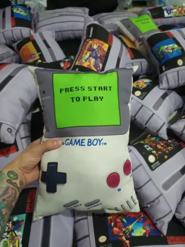 Almofada Game Boy - NerdDog Store - Snes Gameboy GBA Pokemon Mario Megaman Metroid