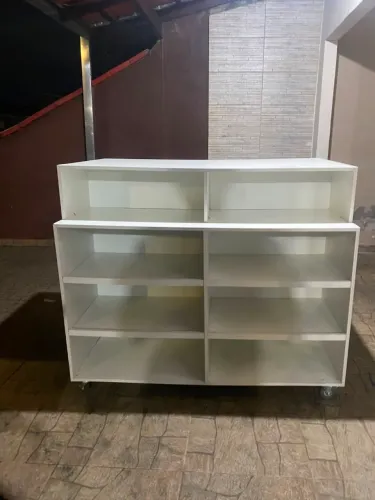 Balcão Expositor Colmeia dupla em MDF Branco (Com Rodinhas)