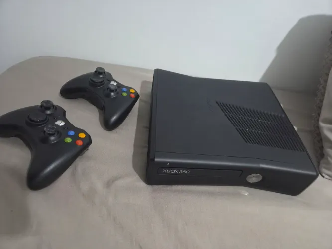 Xbox 360 Slim DESBLOQUEADO + 2 Controles + Kinect + 3 Jogos Originais