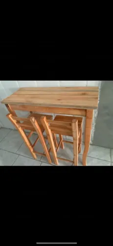 Mesa Alta estilo aparador nova madeira maciça Elcalipto acompanha duas banquetas
