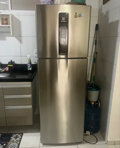 Vendo uma geladeira seminova funcionando perfeitamente tudo!