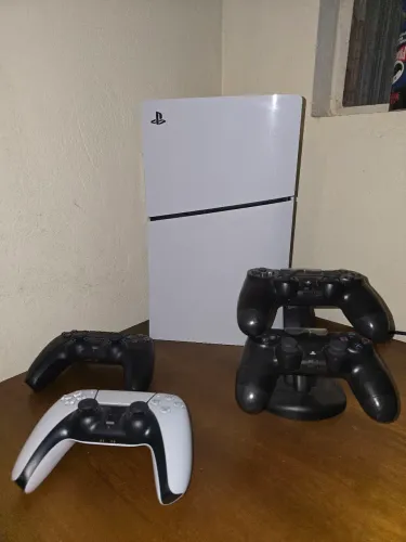 Vendo PlayStation 5 Slim Digital com 1tb, 2 controles ps5 e 2 de ps4