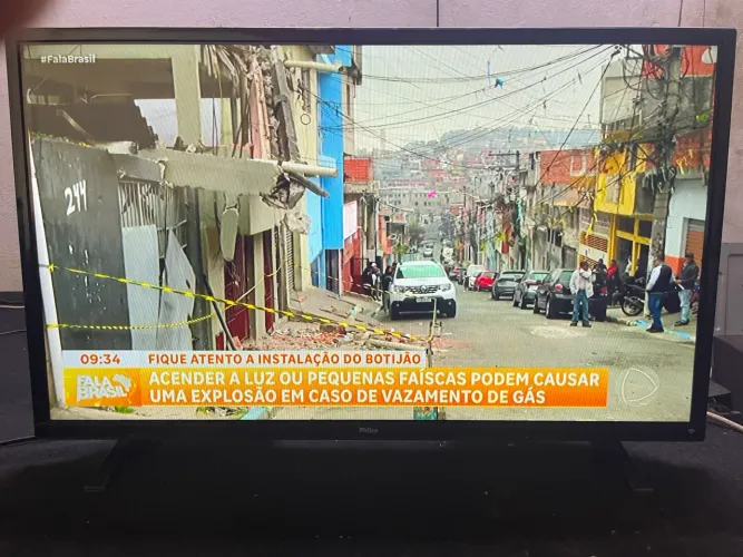 Vendo uma tv Philco 32 polegadas tv não e smart