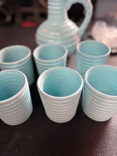 Conjunto de Jarra e copos em faiança azul anos 60 / 70