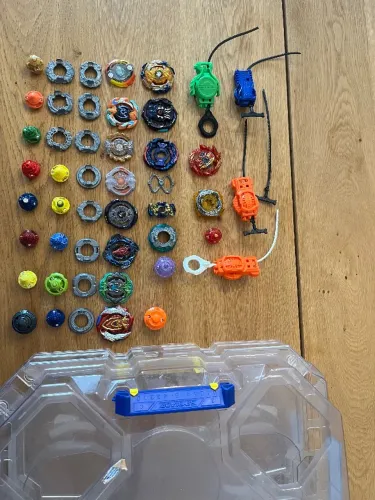 coleção beyblade com arena e lançadores