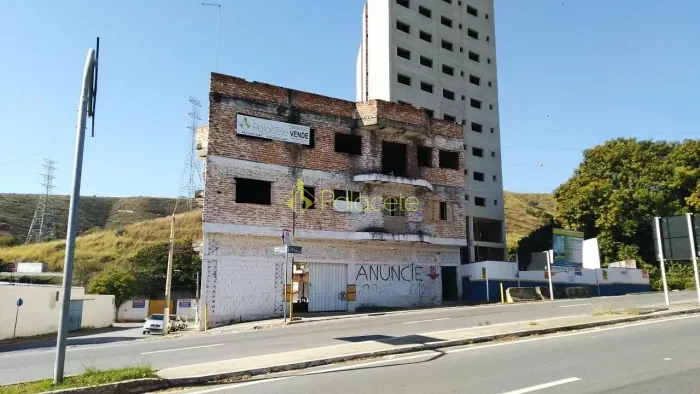 Oportunidade Única: Prédio Inacabado com Potencial para Expansão em Localização Estratégic