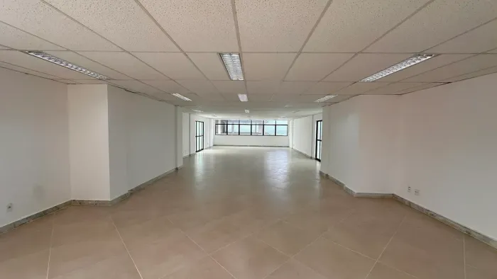 Sala comercial ampla em predio empresarial com portaria 24hs na Praia Campista em Macae - 