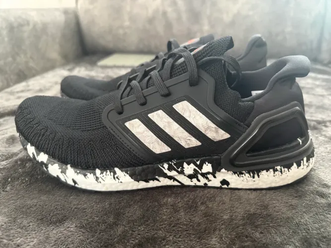 Tênis Adidas UltraBoost 20 - tamanho 43 