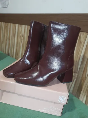 Bota Feminina GiGil Salto Bloco Quadrado Médio, Cano Curto, Cor Marsala Verniz