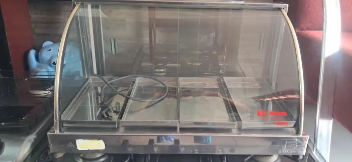 Uma estufa comum com 4 bandejas voltagem 110V.