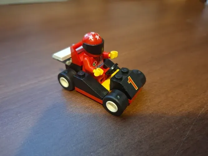 Carrinho miniatura Lego antigo Fórmula 1 (F1)