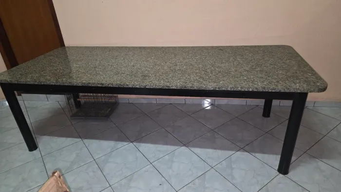 Mesa de granito grande com estrutura de ferro