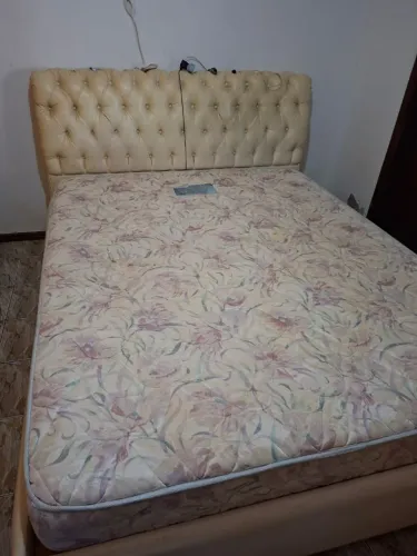 Cama Queen está bem conservada