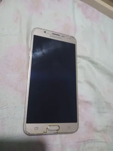 Celular Samsung Galaxy J7. R$100,00.