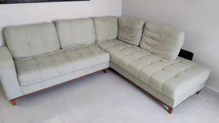 Sofá em L, tecido linho, pés de madeira