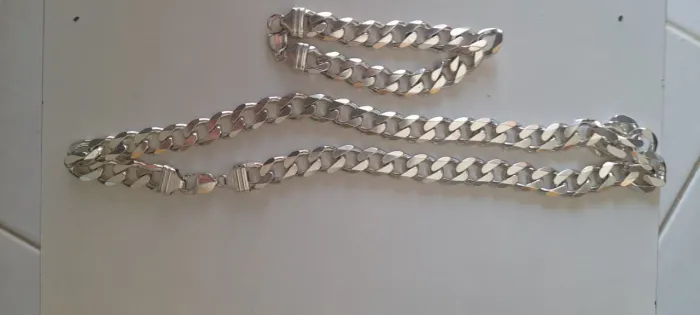 Vendo corrente de prata, pulseira e pescoço, to pedindo, 2.500, se chegar com 2.300, leva.