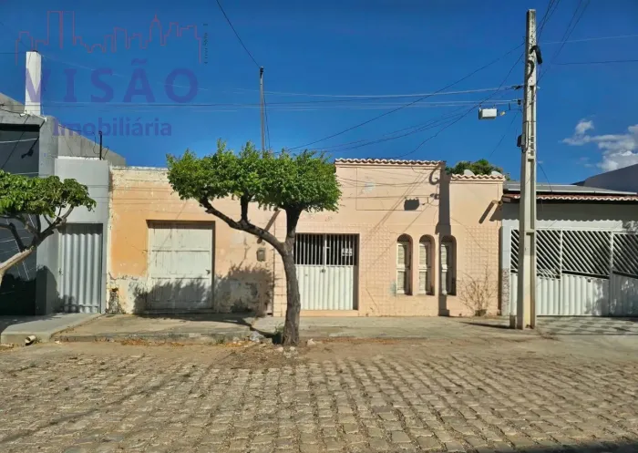 VENDE-SE CASA RESIDENCIAL COM PONTO COMERCIAL NO BAIRRO ALTO DA CONCEIÇÃO