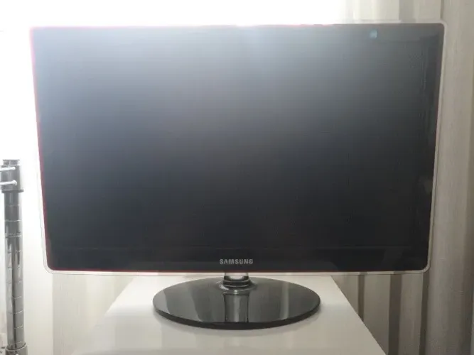 TV Monitor Samsung P2470HN com conversor externo