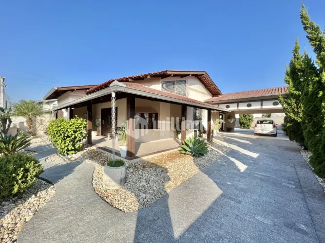 BELÍSSIMA CASA NO BRUCHAL, TERRENO AMPLO