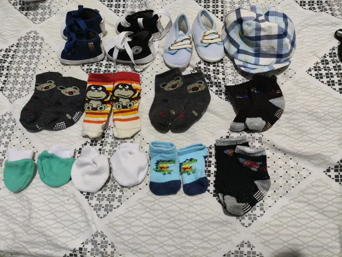 Kit com meias e sapatinhos de bebe