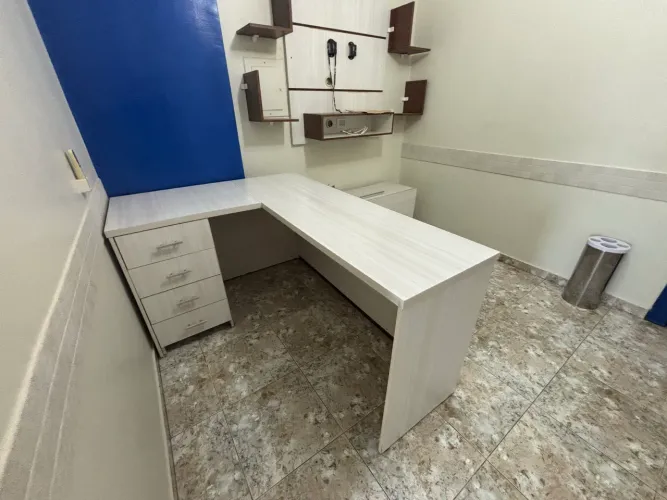 Escrivaninha, nicho e painel TV