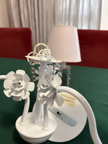 Lustre com 3 lâmpadas, pingentes e flores da marca Potinho de Mel
