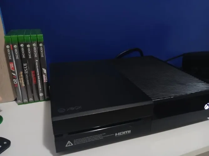 Xbox on 500gb com um controle e 5 jogos mídia física inclui todos os cabos e caixa