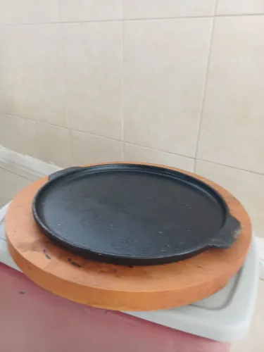 Chapa de ferro com tábua em madeira