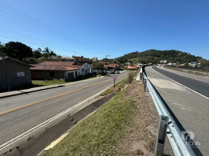 Terreno marginal da BR 101