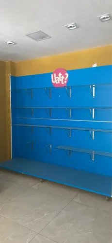 Móvel comercial/vitrine com rodinhas