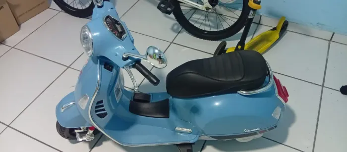 Moto Elétrica Vespa (azul) 12v Infantil- Bandeirante